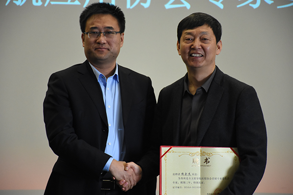 郑州高新区创新发展局局长兼梧桐园区运营中心主任王德敏为受聘专家颁发聘书